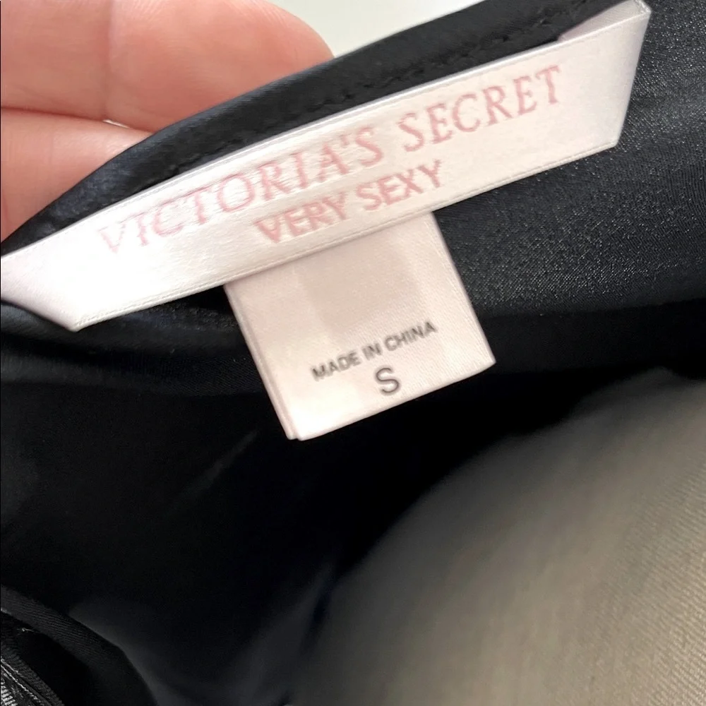 Victoria's Secret Black Lace Chemise

💵Bundle & Save💵 - Picture 2 of 9